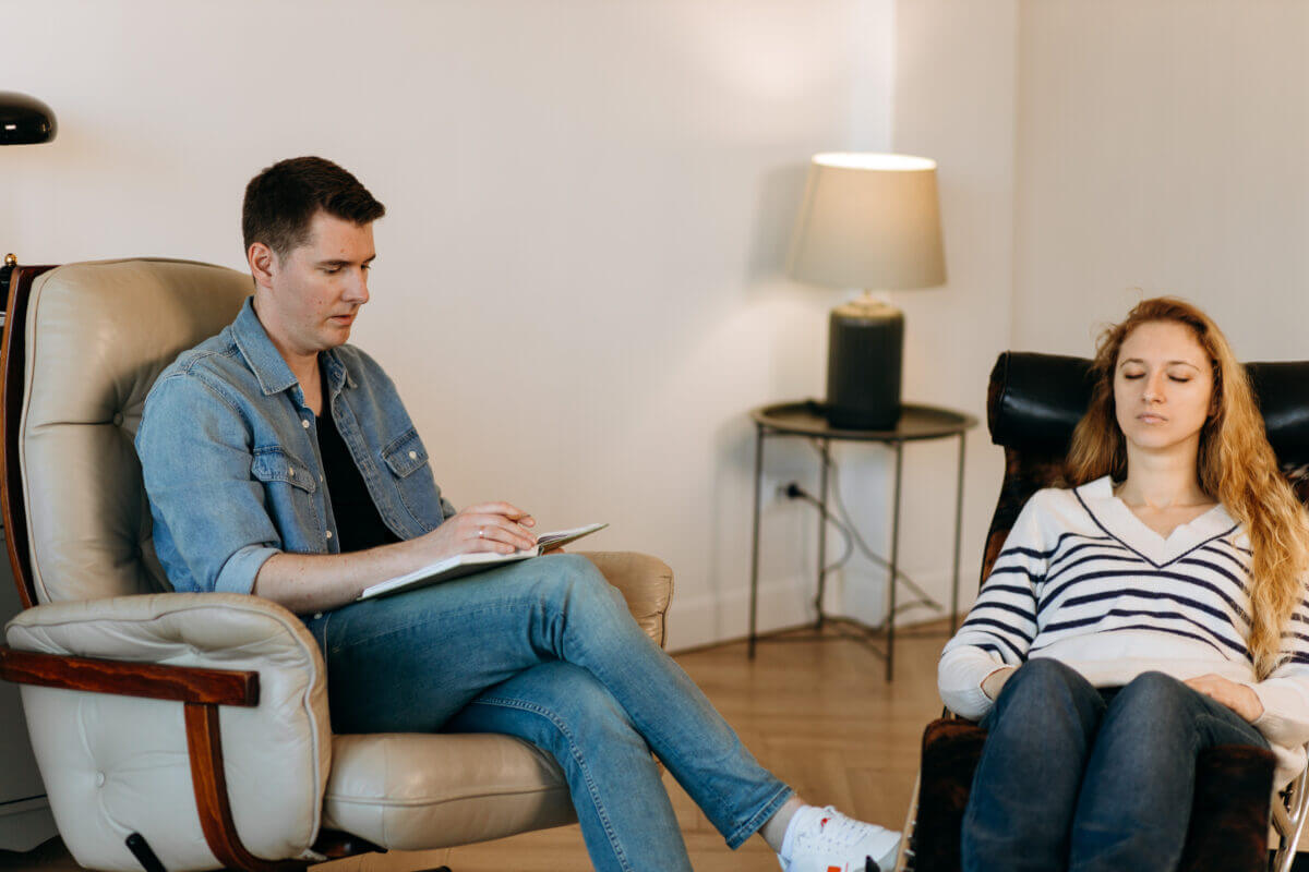 Hypnose-Coaching in Bensheim – entspannte und individuelle Begleitung Hypnose-Coaching-Sitzung in Bensheim: Matthias Eichhorn begleitet eine Klientin in entspannter Atmosphäre während einer Hypnose