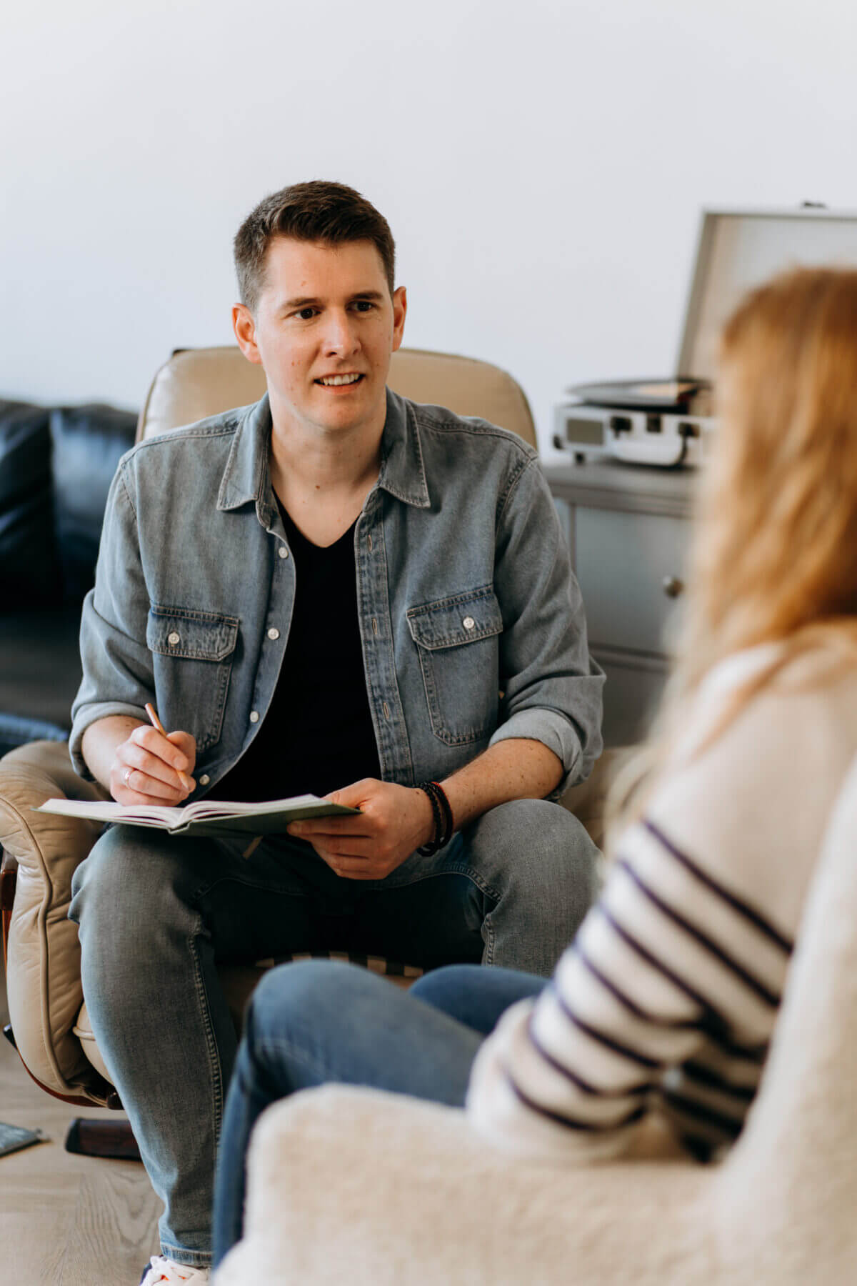 Persönliches Hypnose-Coaching in Bensheim – vertrauensvolle Begleitung Hypnose-Coaching in Bensheim: Matthias Eichhorn führt ein persönliches Gespräch mit einer Klientin in ruhiger Praxisatmosphäre