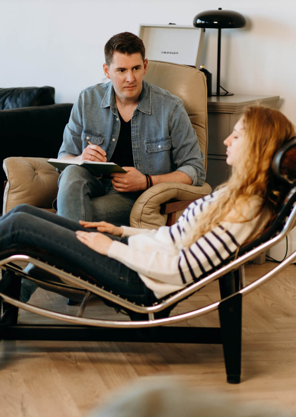 Hypnose-Sitzung in Bensheim – persönliche und vertrauensvolle Begleitung Hypnose-Coaching in Bensheim: Matthias Eichhorn begleitet eine Klientin während einer entspannten Hypnose-Sitzung in ruhiger Praxisatmosphäre