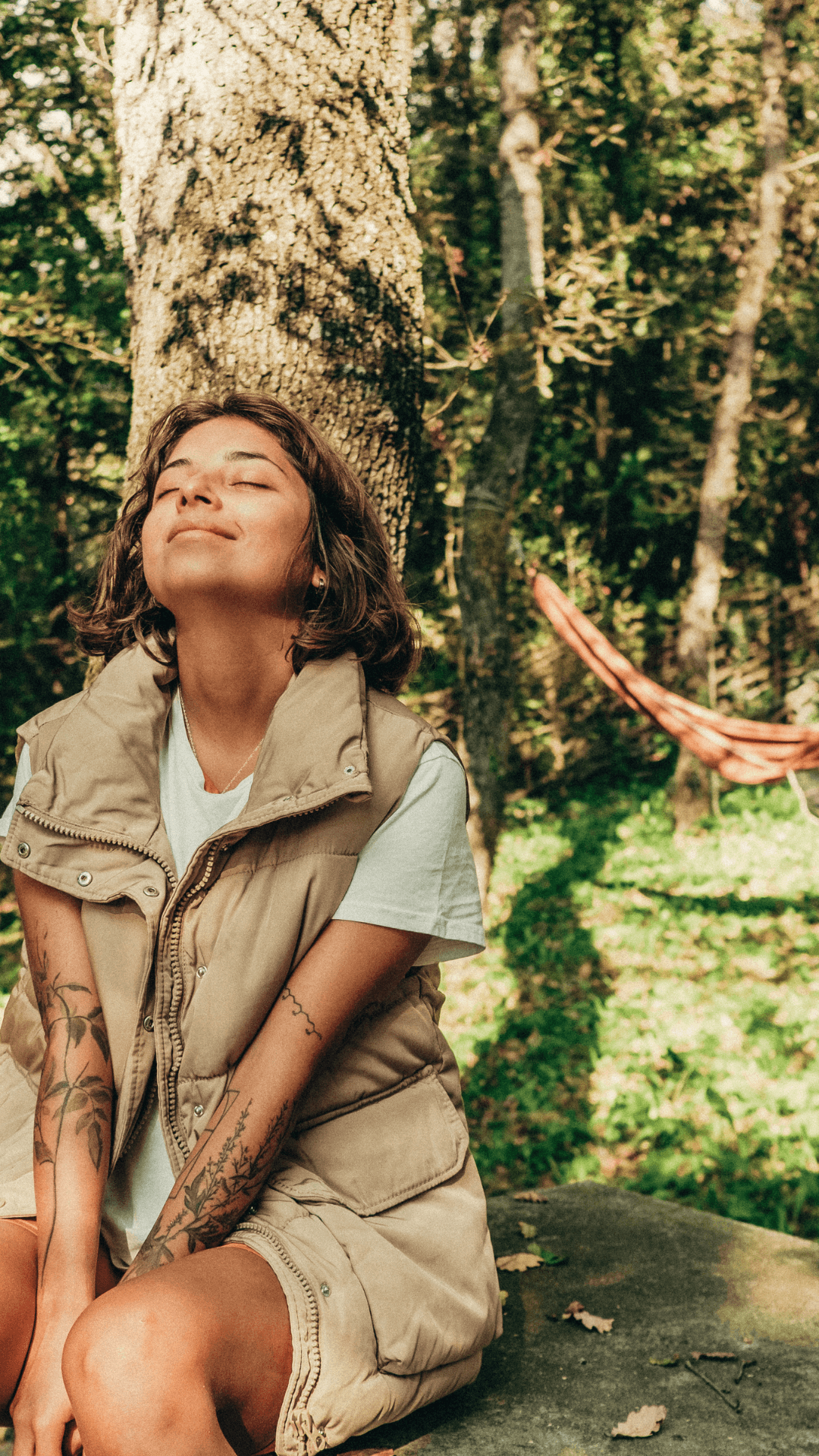Innere Ruhe finden – Entspannung und Achtsamkeit in der Natur Entspannte Person sitzt im Wald, schließt die Augen und genießt Ruhe, Natur und bewusstes Atmen